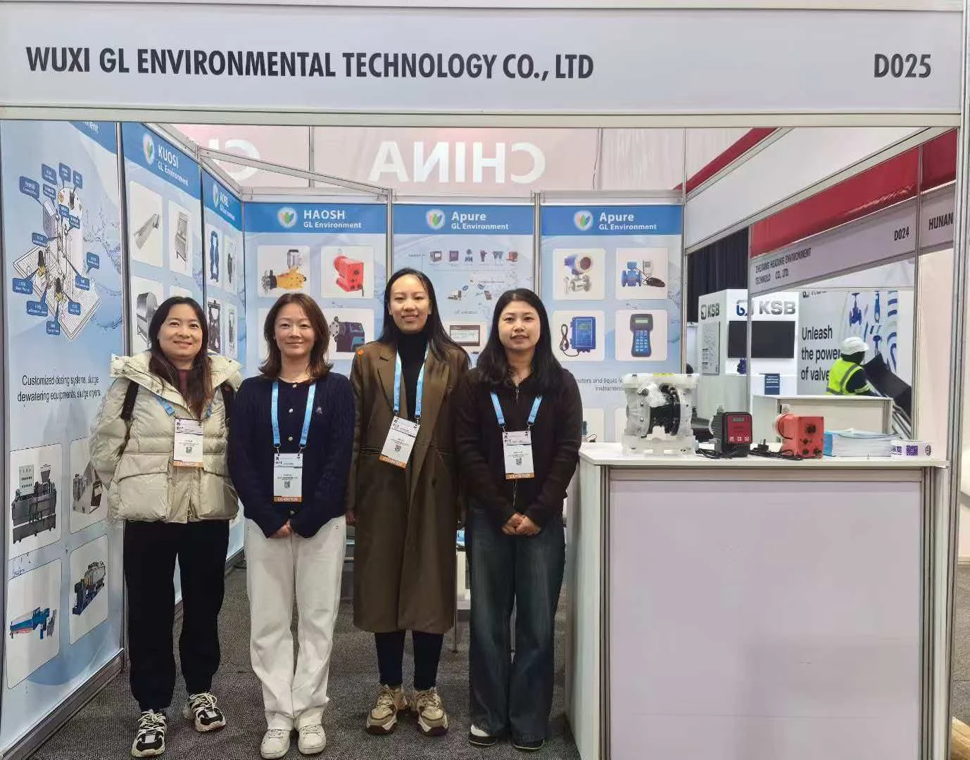 A group photographed at the same Wuxi GL booth marked D025